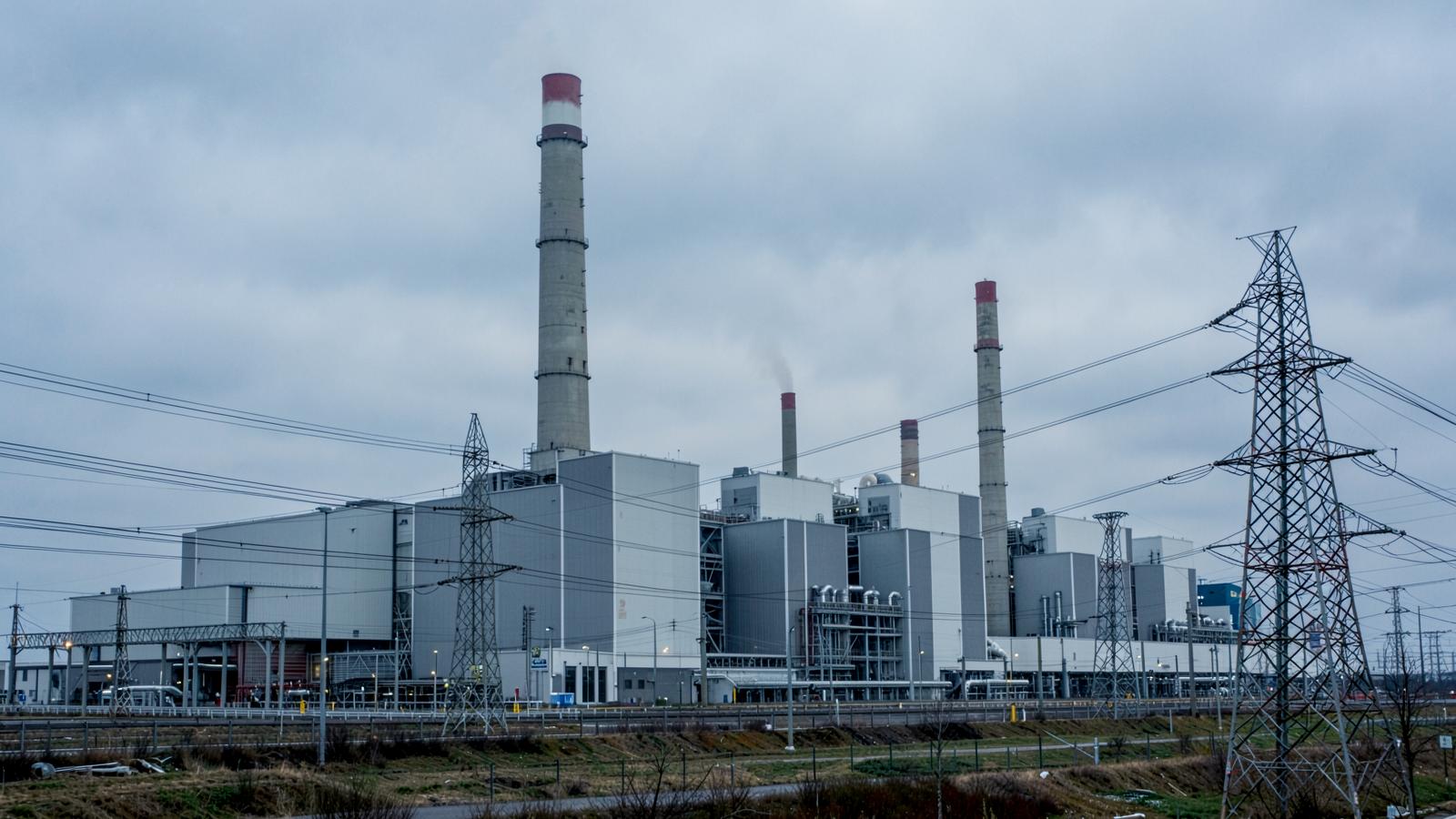 Power plant with turbine hall and high-voltage infrastructure